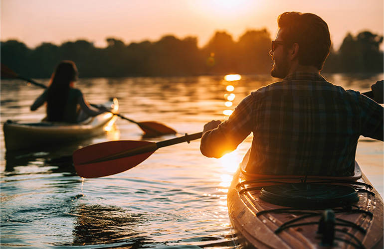 couple kayaking